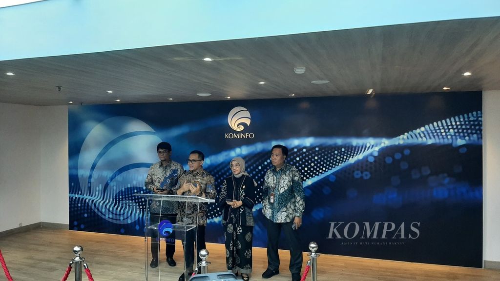 The Minister of State Apparatus Empowerment and Bureaucratic Reform, Abdullah Azwar Anas, held a press conference at the Ministry of Communication and Information Technology office in Jakarta on Friday (3/5/2024). The registration for CASN 2024 is targeted to be held in June 2024.