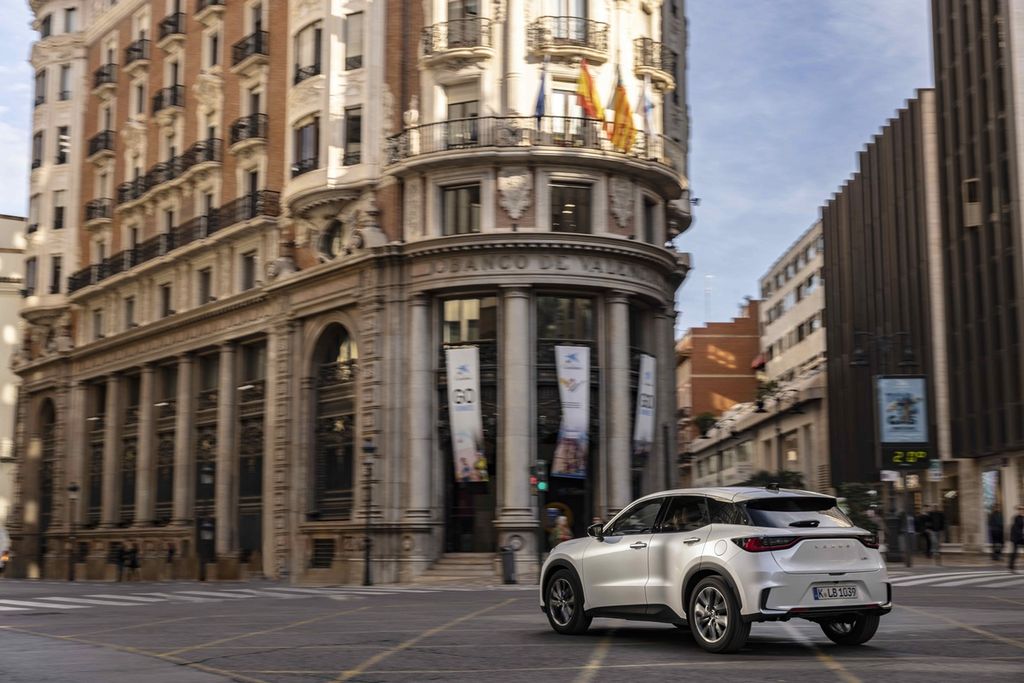 Penampakan dari bagian samping dan belakang mobil produk terbaru Lexus, LBX, di salah satu sudut kota Valencia, Spanyol, Desember 2023. 