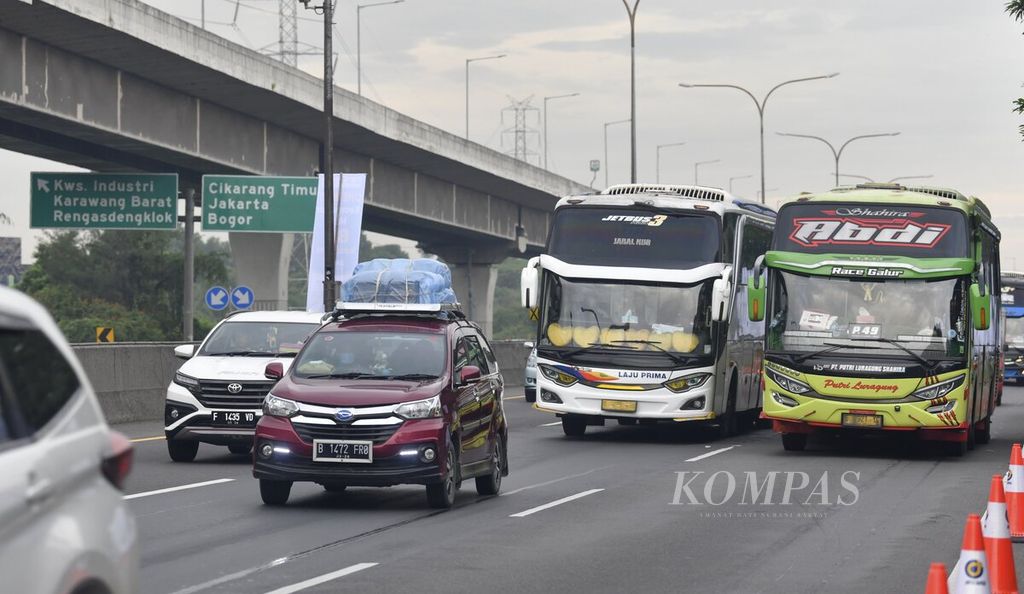 Kendaraan pemudik mulai melewati titik awal rekayasa lalu lintas satu arah (<i>one way</i>) di Km 47 Jalan Tol Jakarta-Cikampek di Karawang, Jawa Barat, Kamis (29/4/2022) pukul 17.30. 