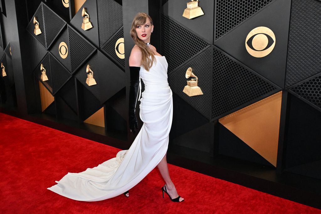 Taylor berjalan di karpet merah acara penganugerahan Grammy Awards ke-66 di Crypto.com Arena, Los Angeles, pada 4 Februari.