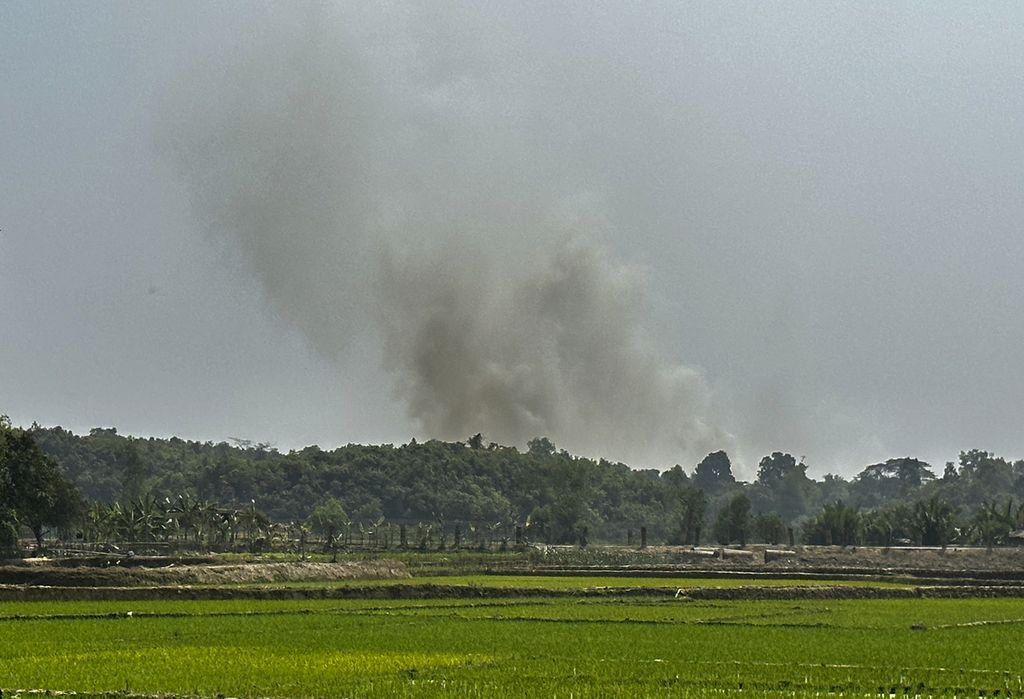 Asap terlihat mengepul di atas lokasi pos Polisi Perbatasan Myanmar menyusul pertempuran antara pasukan keamanan Myanmar dan Tentara Arakan, seperti terlihat dari Ghumdhum, Bandarban, Bangladesh, Senin (5/2/2024). 