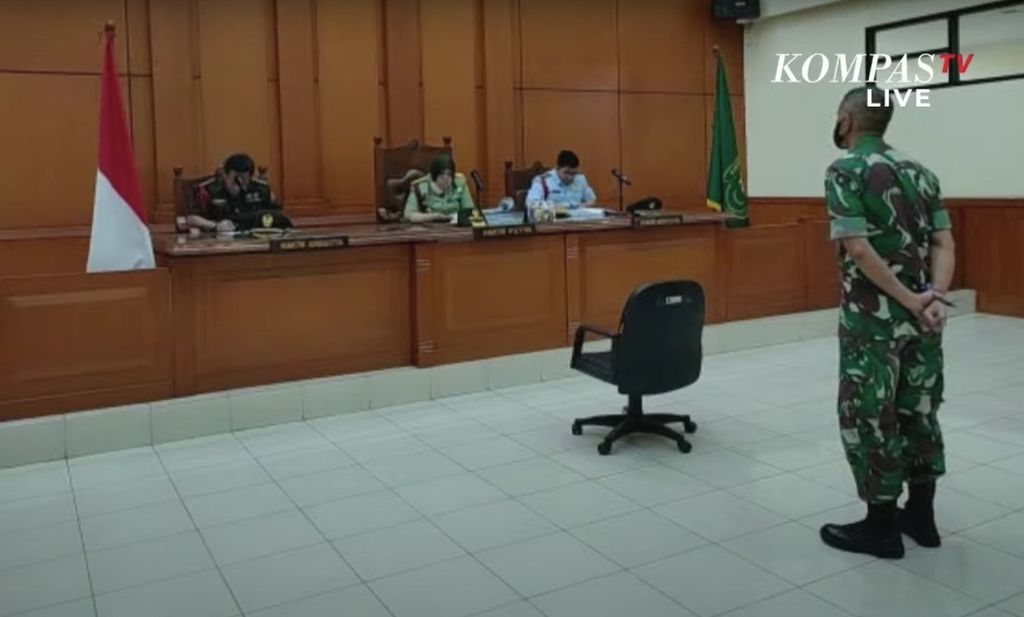 Sidang perdana perkara kecelakaan Nagreg dengan terdakwa Kolonel (Inf) Priyanto (berdiri) di Pengadilan Militer Tinggi II Jakarta, Selasa (8/3/2022).
