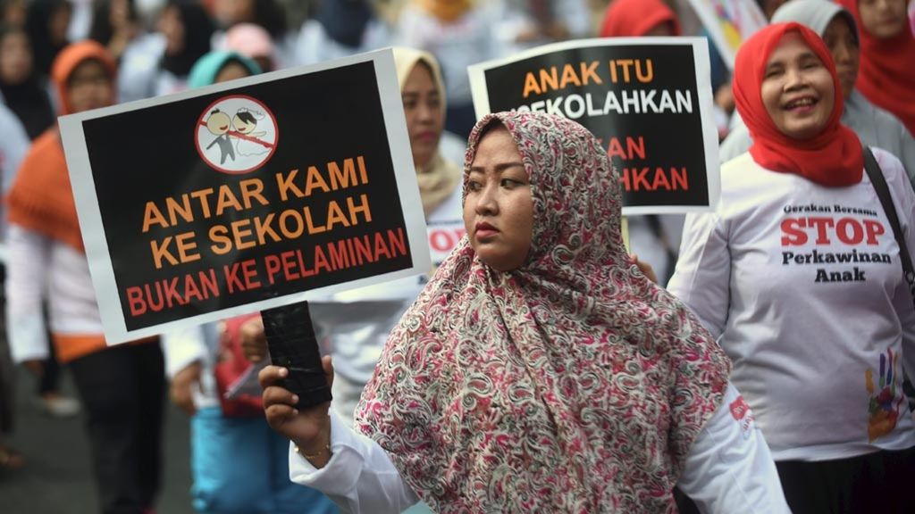 Aktivis melakukan aksi damai Gerakan Bersama Stop Perkawinan Anak di Jawa Timur di Jalan Darmo, Surabaya, Minggu (26/11/2017).