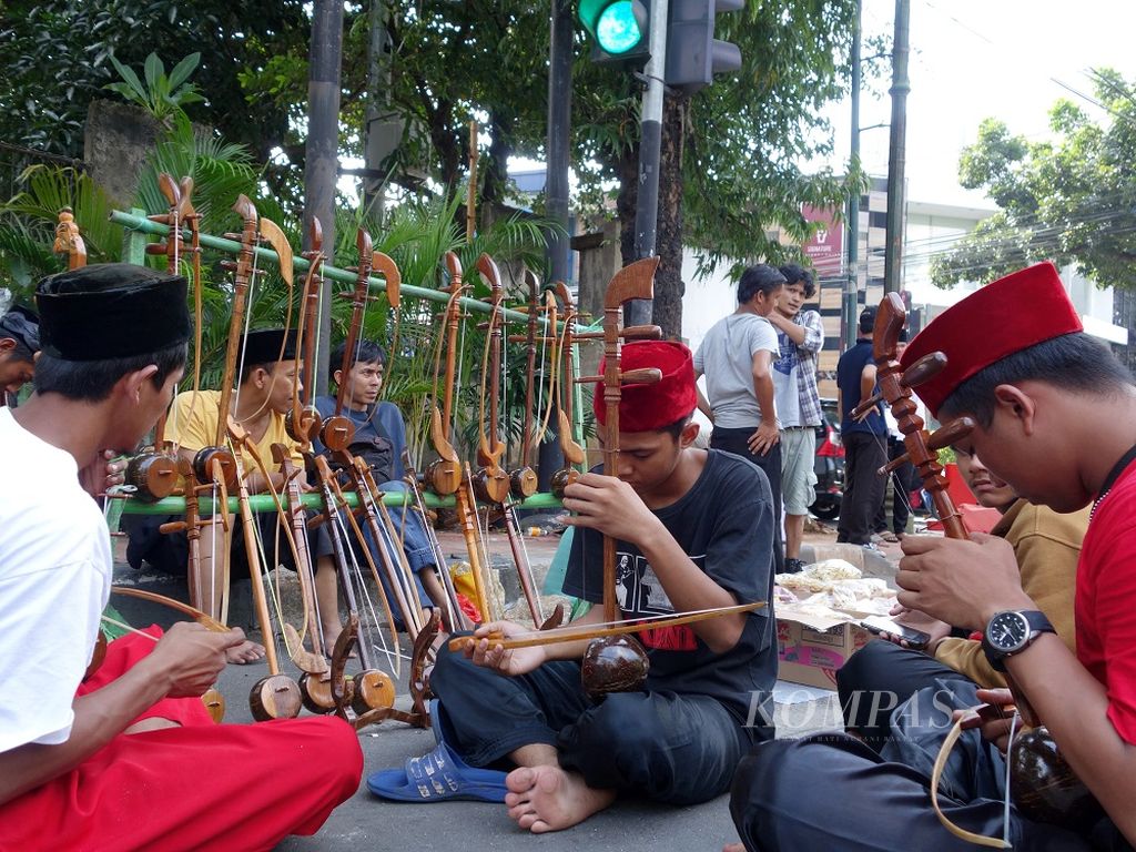 Penjual alat musik tradisional Betawi yang disebut Tehyan, terlihat di salah satu sudut di Festival Palang Pintu XI di Jalan Kemang Raya, Jakarta Selatan, Sabtu (28/5). Selain musik tradisional Betawi Gambang Kromong, festival ini dimeriahkan berbagai penampilan seni budaya Betawi lainnya seperti ondel-ondel, palang pintu, tarian, dan lenong.