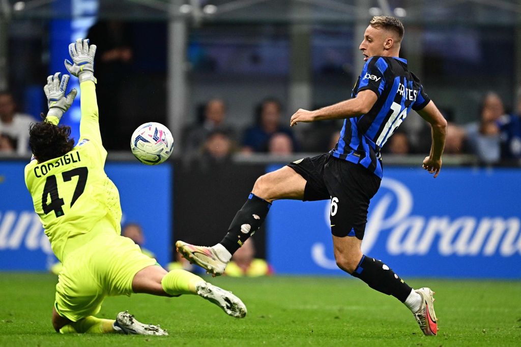 Gelandang Inter Milan, Davide Frattesi (kanan), berupaya mencetak gol ke gawang Sassuolo yang dikawal Andrea Consigli pada laga Liga Italia di Stadion Giuseppe Meazza, Milan, Kamis (28/9/2023) dini hari WIB. Sassuolo menang 2-1.