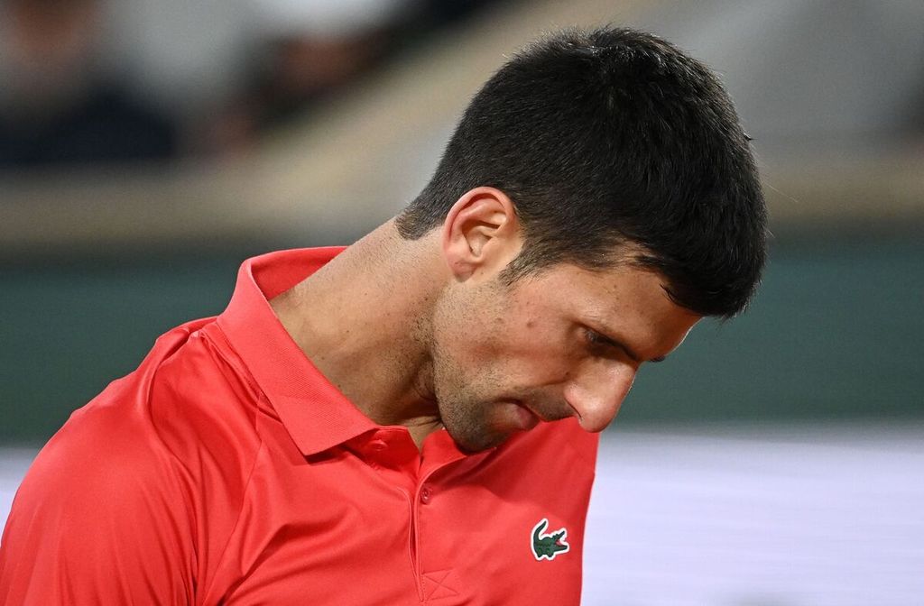 Reaksi Novak Djokovic setelah kehilangan poin saat melawan petenis Spanyol, Rafael Nadal, pada laga perempat final Grand Slam Perancis Terbuka di Lapangan Philippe-Chatrier, Roland-Garros, Paris, Rabu (1/6/2022).