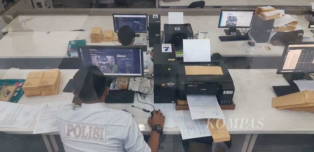Petugas TMC Polda Metro Jaya sedang memverifikasi pelanggaran aturan lalu lintas dari tangkapan gambar yang diambil kamera sistem ETLE di Jakarta, Selasa (5/4/2022).