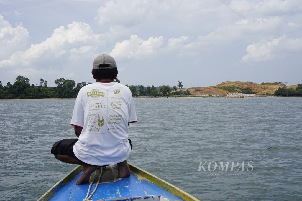 Seorang nelayan berdiri menghadap hutan mangrove yang dirusak meskipun belum mendapatkan izin lingkungan di Teluk Balikpapan, Kalimantan Timur, Kamis (31/3/2022).