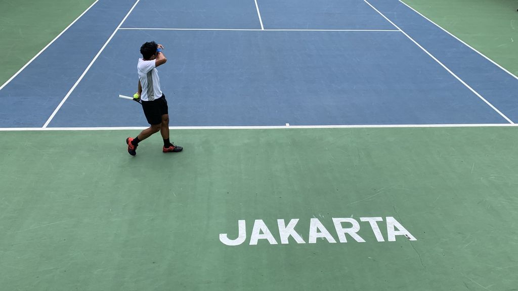Petenis Indonesia, M Rifqi Fitriadi saat menghadapi wakil Rumania, Nicholas David Ionel, pada babak perempat final seri kedua turnamen Medco Power Tennis Champinships M15 2023 di lapangan tenis Hotel Sultan, Jumat (27/1/2023). Rifqi takluk dalam dua set langsung, 0-6, 6-7 (4/7).