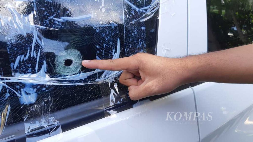 Bekas tembakan petugas Polda Sultra pada kendaraan milik pelaku transaksi narkoba di Kendari, Sulawesi Tenggara, Kamis (1/2/2024). Sebelumnya, SM (21), rekan pelaku yang berada dalam mobil, terkena tembakan aparat di bahu kanan dan tembus ke punggung. 