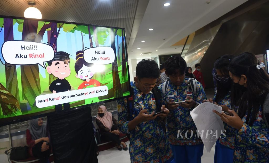 Pelajar bermain game bertema antikorupsi di saat pameran road to Hari Antikorupsi Sedunia (Hakordia) di Alun-alun Surabaya, Kota Surabaya, Jawa Timur, Kamis (1/12/2022). 