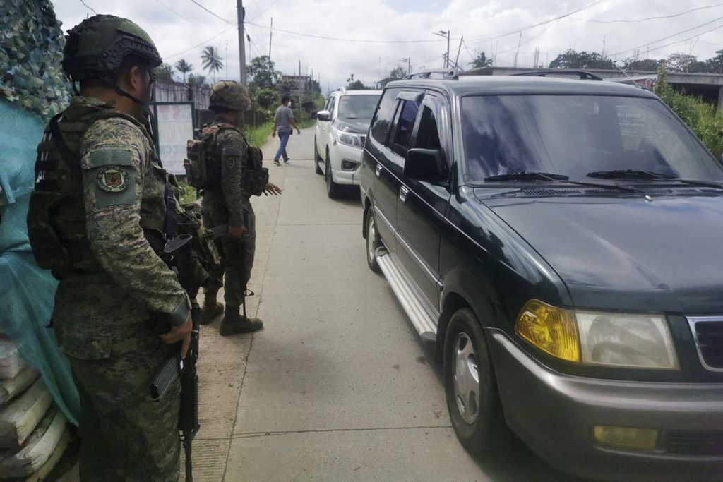 Tentara Filipina melakukan pengecekan di pos pemeriksaan yang terletak dekat lokasi bom yang meledak di Kota Marawi, Filipina Selatan, Minggu (3/12/2023). 