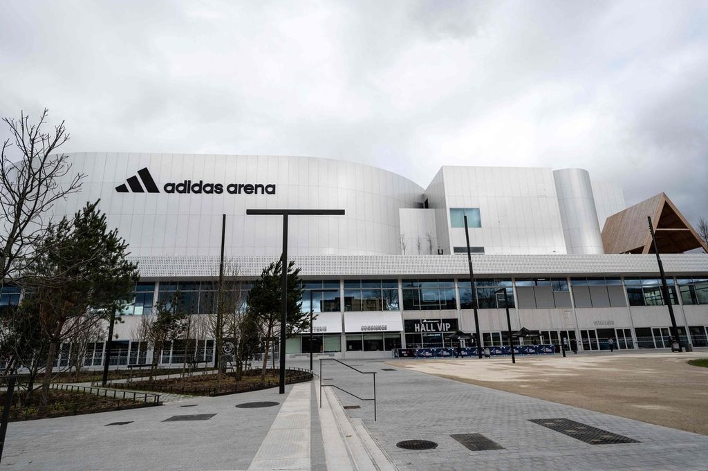 Foto diambil di Paris pada 5 Maret 2024 yang menunjukkan pemandangan umum The Adidas Arena, tempat digelarnya pertandingan badminton dalam perhelatan Olimpiade Paris 2024. 