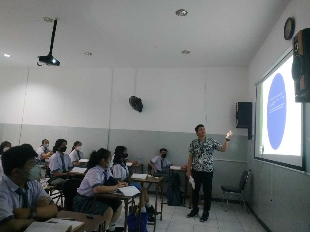 Guru di SMA Tri Ratna Jakarta tengah mengajar siswa kelas 10, Kamis (11/5/2023).