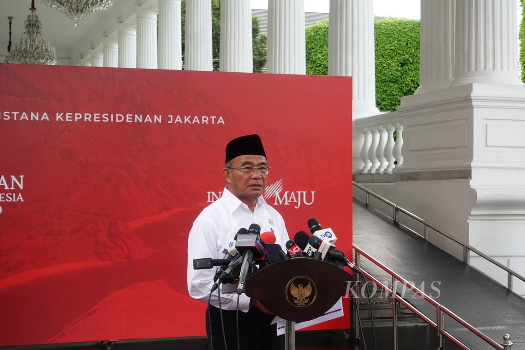Menteri Koordinator Bidang Pembangunan Manusia dan Kebudayaan Muhadjir Effendy saat memberikan keterangan pers di Kompleks Istana Kepresidenan Jakarta, Selasa (14/2/2023).