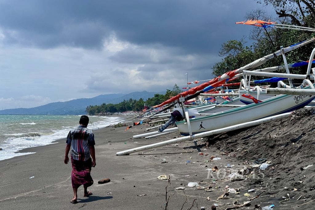 Kapal-kapal milik nelayan memenuhi sepanjang pesisir Ampenan, Kota Mataram, Nusa Tenggara Barat, Minggu (17/3/2024) . Sejak seminggu terakhir, banyak nelayan di kawasan itu tidak berani melaut karena angin kencang dan gelombang tinggi.