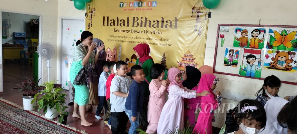 Para siswa TK Aliria di Jakarta Timur yang memiliki latar belakang agama yang berbeda-beda ikut merayakan halalbihalal di sekolah, Jumat (5/5/2023). 