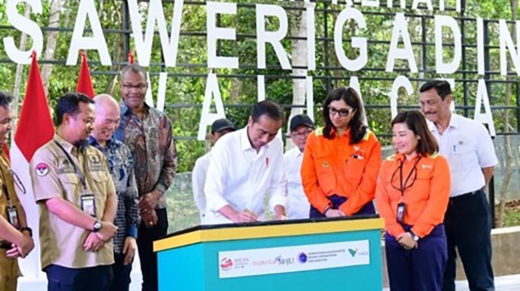 Presiden Joko Widodo meninjau sekaligus meresmikan Taman Kehati Swerigading Wallacea di PT Vale Indonesia, Kabupaten Luwu Timur, Provinsi Sulawesi Selatan, Kamis (30/3/ 2023).