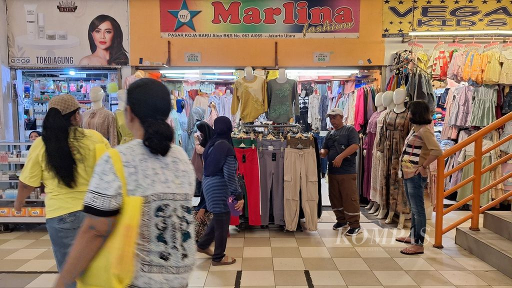 Warga berbelanja di Pasar Koja Baru, Jakarta Utara, Rabu (6/3/2024). Pasar ini jadi percontohan gerakan guna ulang kantong belanja kain (spunbond) untuk kurangi kantong plastik sekali pakai.