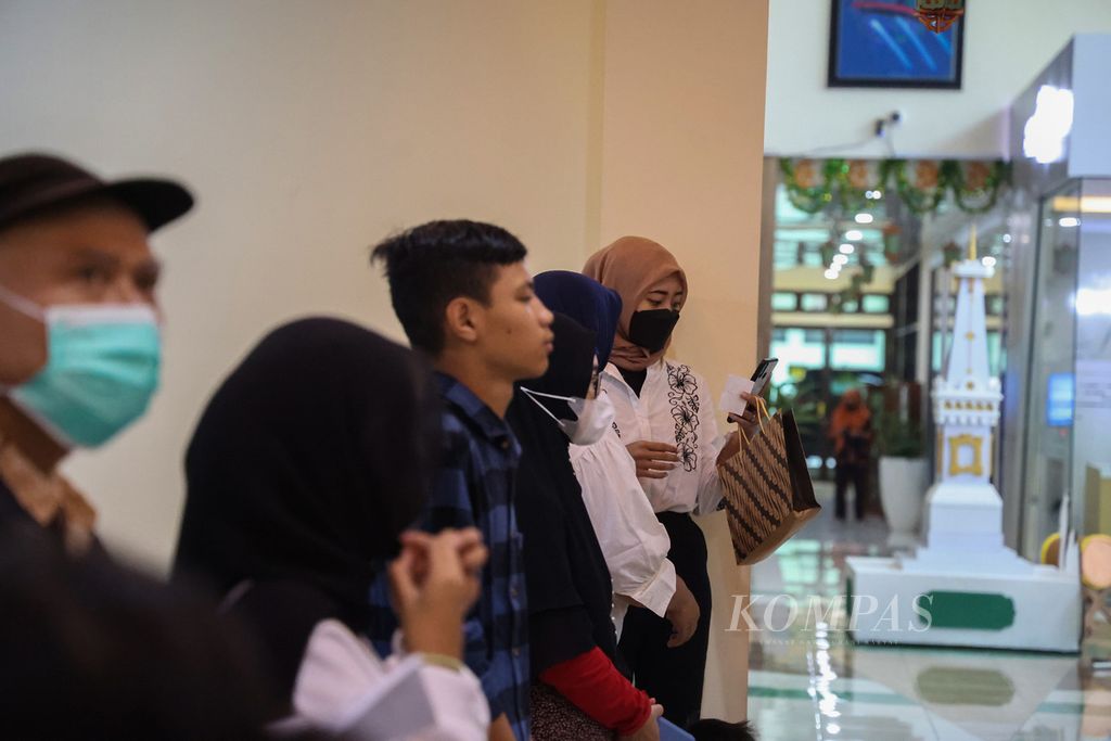 Warga menunggu giliran mendapat layanan di Kantor Dinas Kependudukan dan Pencatatan Sipil Kota Yogyakarta, Jumat (24/3/2023). 