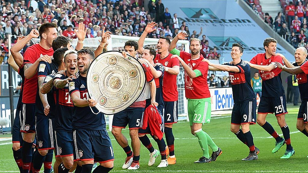 Para pemain Bayern Muenchen merayakan gelar juara Bundesliga setelah mengalahkan tuan rumah Augsburg 4-1, Sabtu (7/4/2018). 