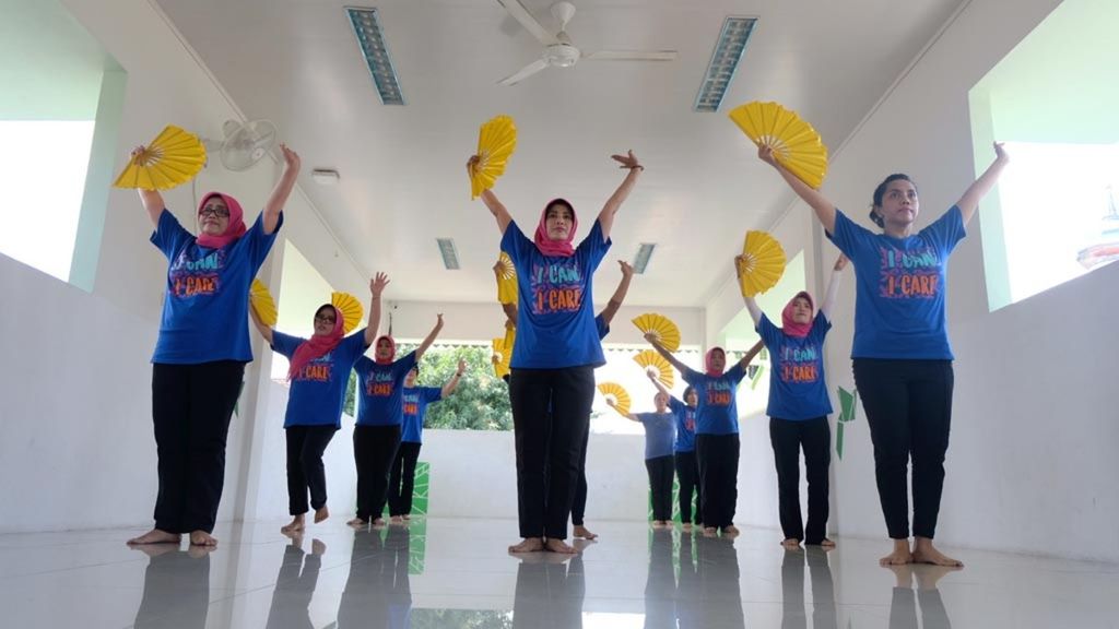 Kelompok tari Cancer Information and Support Center (CISC) berlatih tari tepak kipas koneng, tarian daerah DKI Jakarta, di Jakarta, Rabu (29/1/2020). Para penari merupakan penyintas dan penderita kanker.