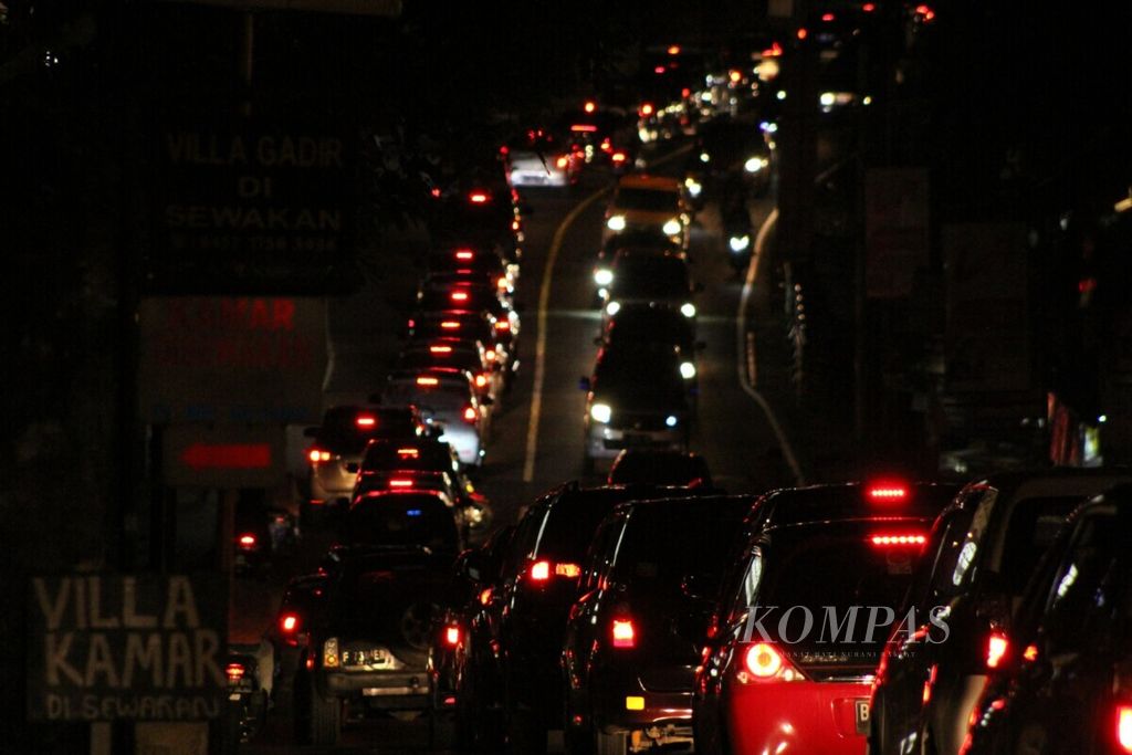 Kepadatan lalu lintas terjadi di Jalan Raya Puncak, Kabupaten Bogor, Jawa Barat, Rabu (5/6/2019) malam.