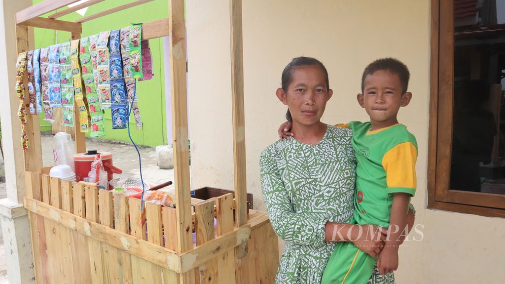 Warga mendapat bantuan gerobak untuk berjualan sebagai bagian penataan kawasan pesisir di Kampung Pelelangan, Desa Ketapang, Kecamatan Mauk, Kabupaten Tangerang, Banten, Kamis (20/10/2022).