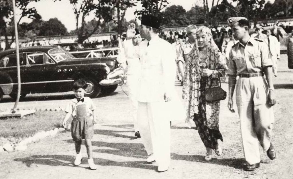 Tanggal 19 Desember 1948 setahun setelah agresi II, Presiden Soekarno dengan diantar Letkol Soeharto (kanan) meninggalkan Yogya menuju Jakarta. Perang Kemerdekaan berakhir, kedaulatan negara dan pemerintahaan pulih kembali.