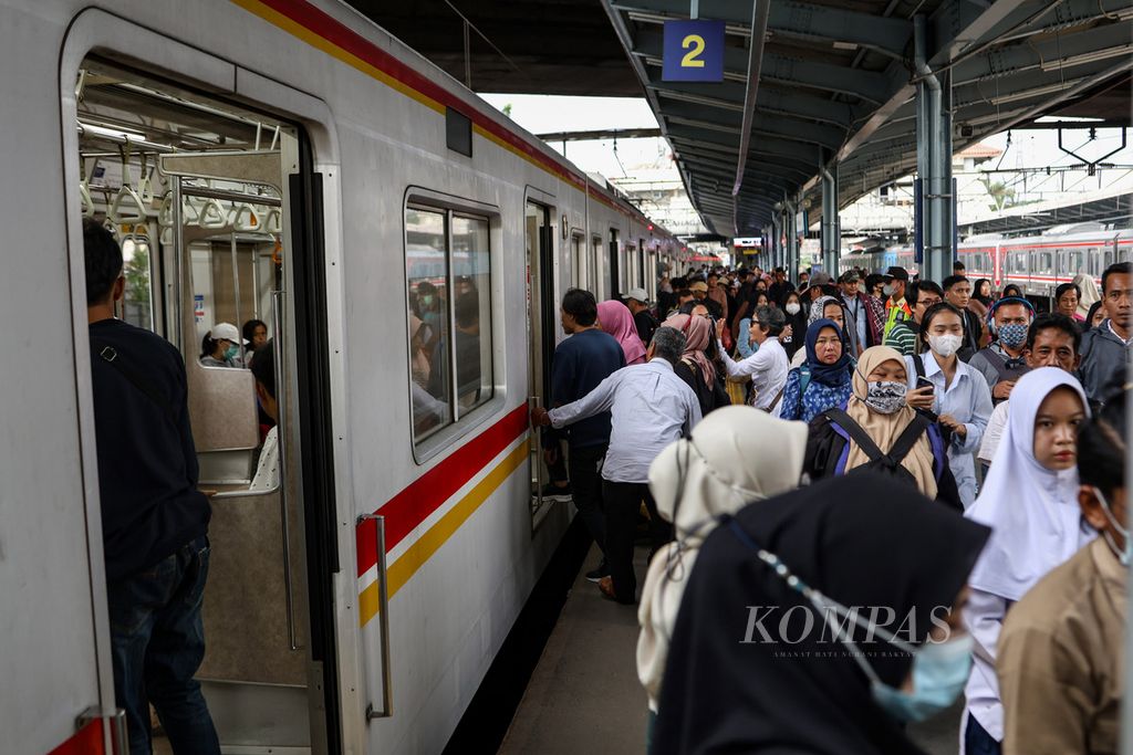 Warga berjalan berdesakan di Stasiun Tanah Abang, Jakarta, Jumat (26/4/2024).