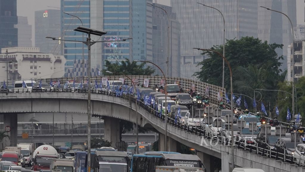 Kepadatan lalu lintas kendaraan di Jalan Gatot Subroto, Jakarta Selatan, Jumat (25/8/2023). Polusi udara di Jabodetabek yang tak kunjung membaik berpotensi membuat masyarakat terjangkit virus influenza. 