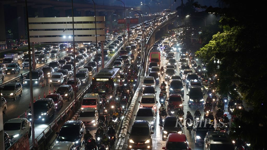 Kepadatan lalu lintas di Jalan Gatot Subroto, Jakarta Selatan, Jumat (19/5/2023). 