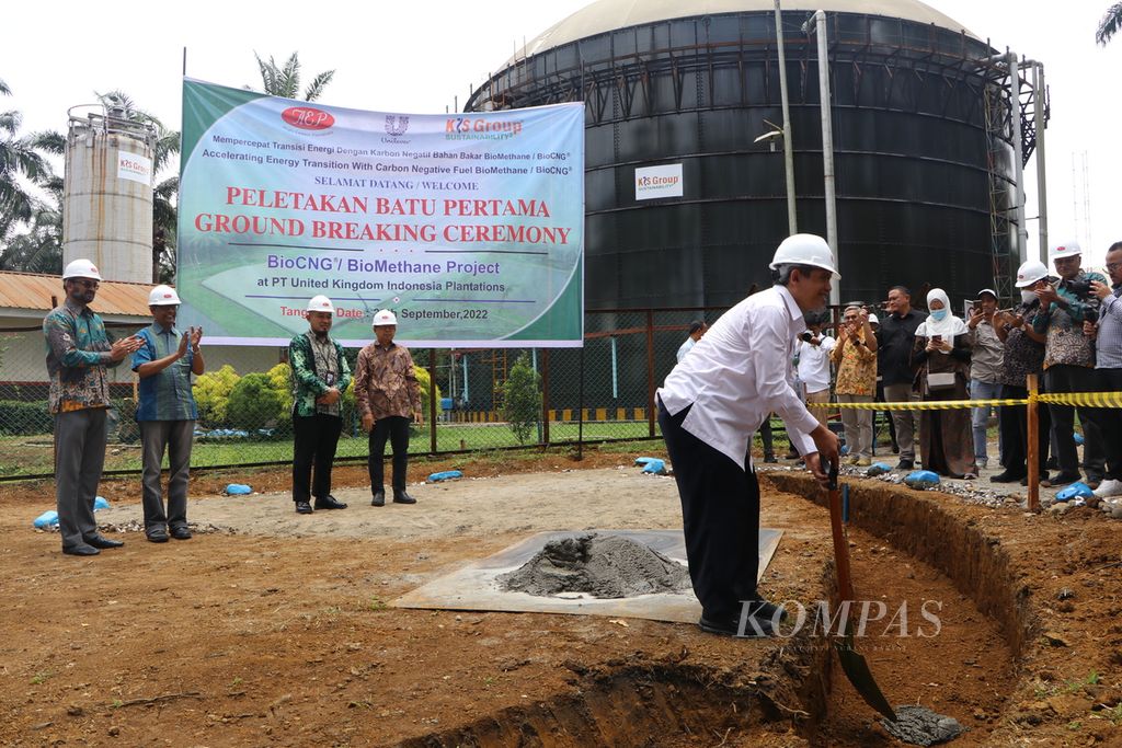 Direktur Bioenergi Kementerian Energi dan Sumber Daya Mineral Edi Wibowo meletakkan batu pertama pabrik biogas terkompresi PT United Kingdom Indonesia Plantations di Kabupaten Langkat, Sumatera Utara, Rabu (28/9/2022).