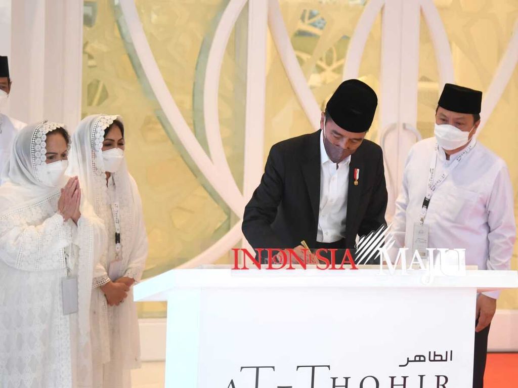 Presiden Joko Widodo pada acara peresmian Masjid At-Thohir di daerah Tapos, Kota Depok, Provinsi Jawa Barat, Rabu (9/3/2022).