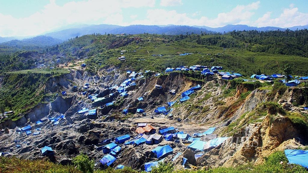 Kondisi lokasi tambang emas liar di Gunung Botak, 8 November 2017.