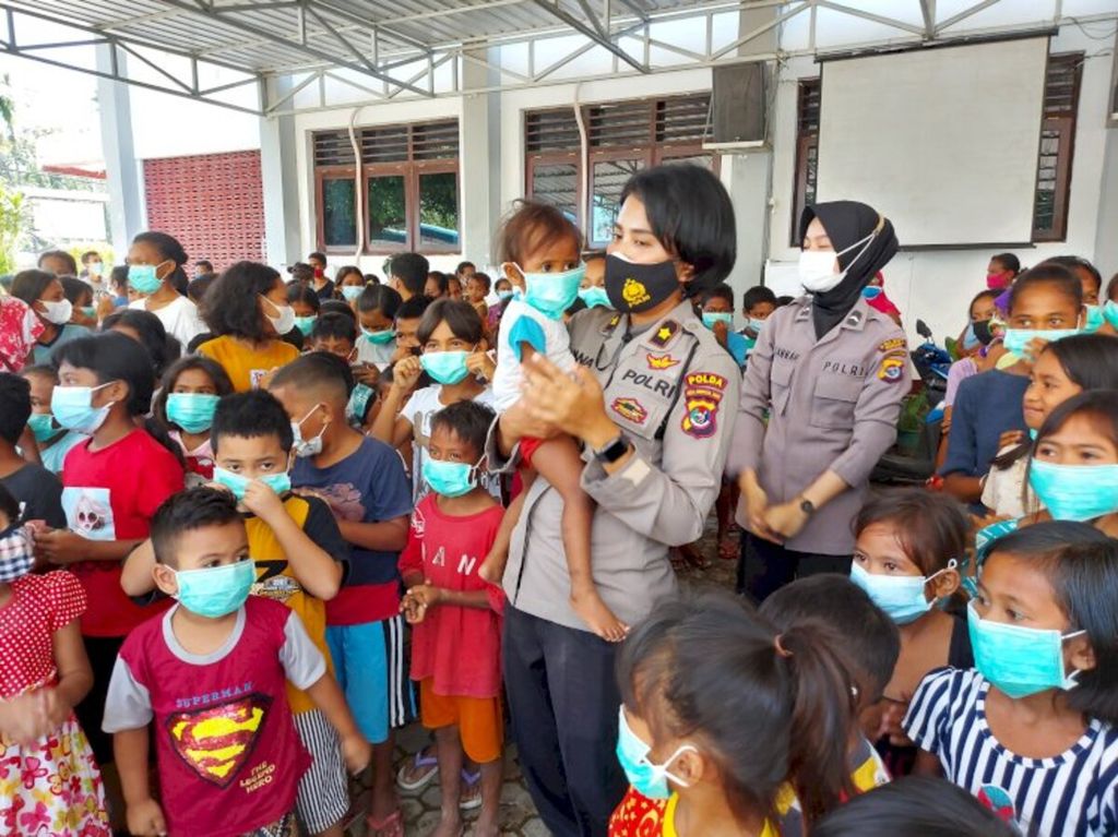Bantuan trauma "healing" juga dijalankan Polwan di jajaran Polda NTT bagi anak-anak korban Badai Seroja di rumah-rumah ibadat, dan sekolah-sekolah (15/4/2021). 