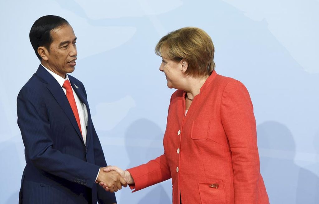 Kanselir Jerman Angela Merkel menyambut Presiden Indonesia, Joko Widodo yang menghadiri  Konferensi Tingkat Tinggi G-20 di Hamburg, Jerman, Jumat (7/7).