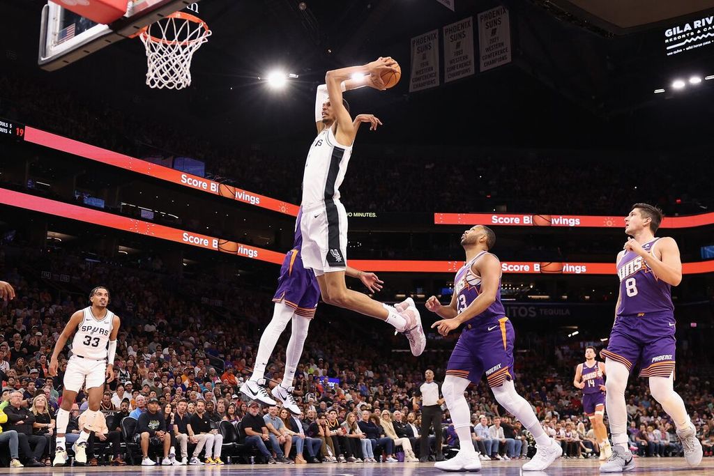 <i>Center </i>San Antonio Spurs, Victor Wembanyama, mencoba memasukkan bola dengan <i>dunk </i>dalam pertandingan NBA antara Spurs dan Phoenix Suns di Footprint Center, Jumat (3/11/2023) WIB. Spurs mengalahkan Suns, 132-121. 