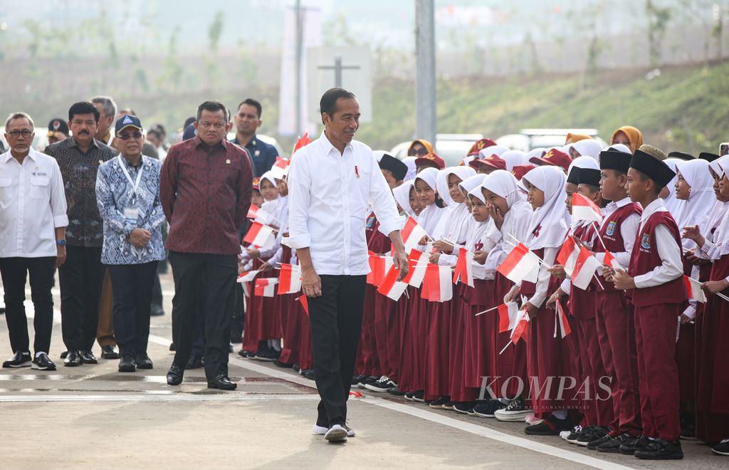 Kedatangan Presiden Joko Widodo disambut oleh siswa sekolah dasar saat akan meresmikan jalan Tol Pamulang-Cinere-Raya Bogor di gerbang Tol Limo Utama, Kota Depok, Jawa Barat, Senin (8/1/2024).