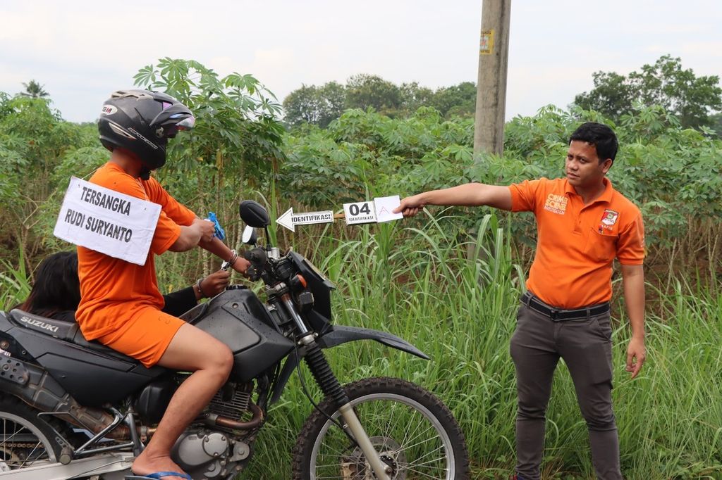 Aipda Rudi Suryanto (39), tersangka kasus penembakan terhadap rekannya sesama polisi Aipda Ahmad Karnain (41), menjalani rekonstruksi ulang di Lampung Tengah, Selasa (6/9/2022). Tersangka dijerat Pasal 340 KUHP tentang pembunuhan berencana.