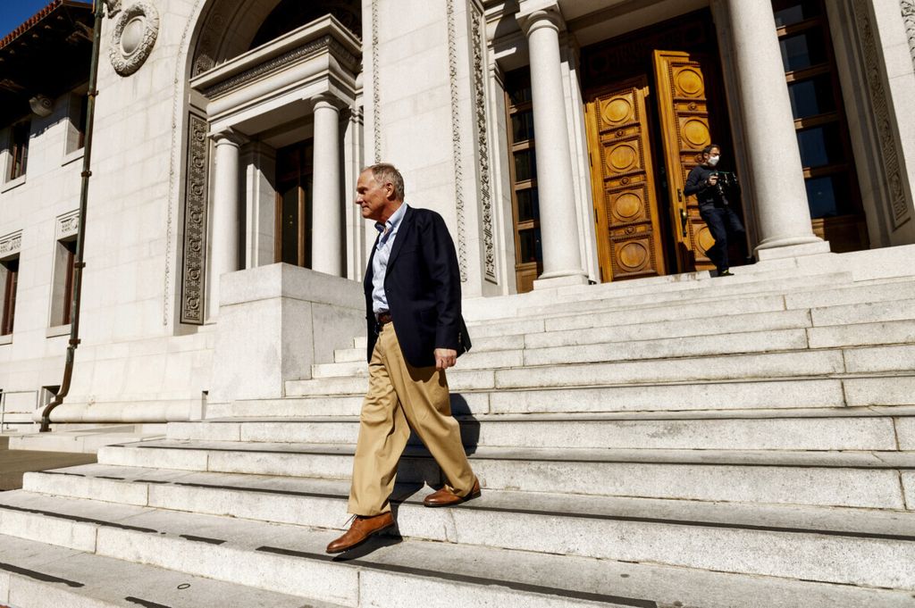 David Card, pemenang Penghargaan Nobel 2021 Bidang Ekonomi, berjalan menuruni tangga kampus University of California, Berkeley, di Berkeley, California, AS, 11 Desember 2021. 