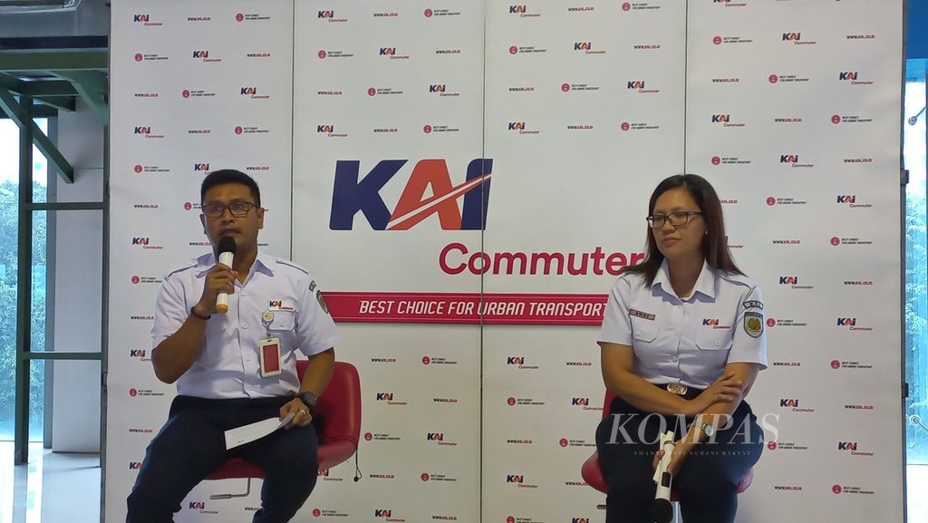 Manager External Relations & Corporate Image Care KAI Commuter Leza Arlan (kiri) dan VP Corporate Secretary KAI Commuter Erni Sylviane Purba (kanan) dalam konferens pers di Stasiun BNI City, Rabu (21/12/2022).