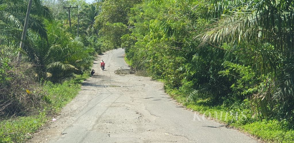 Kondisi jalan rusak di Desa Serangai, Kecamatan Batik Nau, Kabupaten Bengkulu Utara, Bengkulu, Senin (9/5/2022). Kondisi jalan yang rusak tersebut turut memengaruhi perekonomian warga di kawasan tersebut karena warung-warung jadi sepi setelah pengendara enggan melalui jalur tersebut.