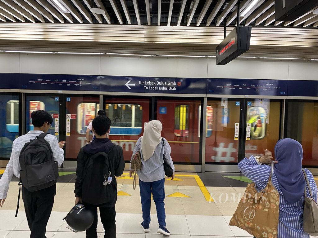 Aktivitas penumpang di Stasiun MRT Dukuh Atas BNI, Tanah Abang, Jakarta Pusat, Jumat (30/8/2024). Jumlah penumpang moda transportasi massal di Jakarta melonjak signifikan dalam setahun terakhir. Pada Juni 2024, merujuk data BPS, jumlah penumpang MRT Jakarta mencapai 3,47 juta orang atau naik 28,22 persen dibandingkan dengan Juni 2023, yakni 2,71 juta orang. 