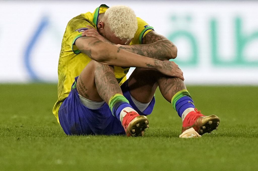 Bintang tim nasional Brasil, Neymar Jr, tertunduk lesu setelah timnya kalah dalam adu penalti dari Kroasia pada laga perempat final Piala Dunia Qatar 2022 di Stadion Education City, Al Rayyan, Qatar, Jumat (9/12/2022). 