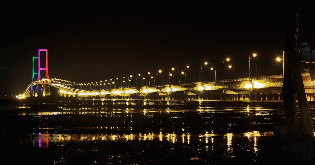 Jembatan Suramadu saat malam hari, Sabtu (24/8/2013).