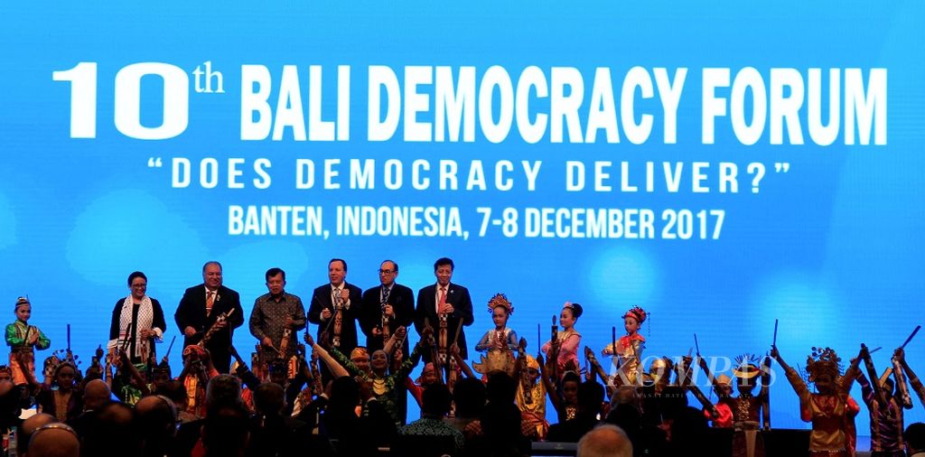 Pembukaan Bali Democracy Forum--Wakil Presiden Jusuf Kalla bersama perwakilan negara sahabat menghadiri pembukaan Bali Democracy Forum ke-10, Kamis (7/12/2017), di Tangerang, Banten. Letusan Gunung Agung di Bali menjadi alasan lokasi diubah dari Bali ke Banten.Kompas/Kris Razianto Mada