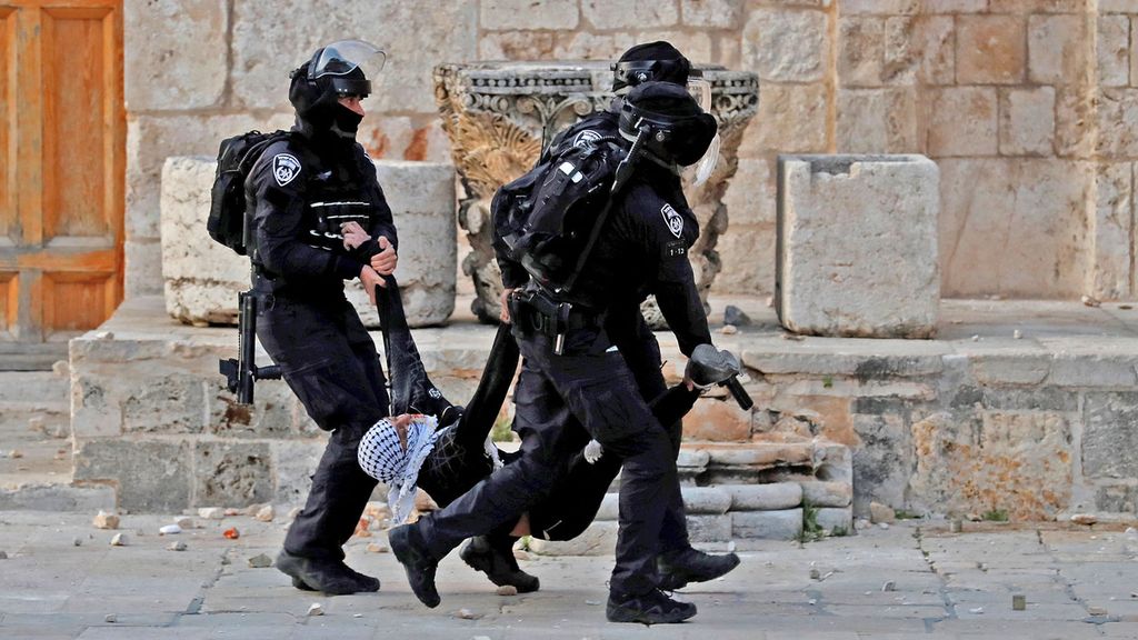 Polisi Israel menangkap seorang demonstran Palestina di kompleks Masjidil Aqsa, Jerusalem, Jumat (22/4/2022). 
