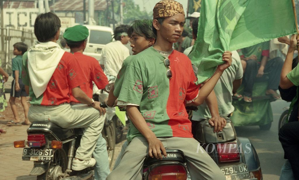 Kampanye Partai Persatuan Pembangunan (PPP) di Ibu Kota mencapai puncaknya, Sabtu (17/5/1997). Ratusan simpatisan partai berlambang bintang turun ke jalan di seluruh sudut Jakarta. Mereka umumnya mengenakan kaus merah-hijau, lambang Mega-Bintang.