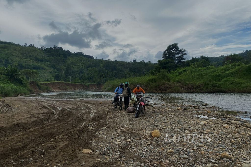 Masyarakat hukum adat Mukim Blang Birah, Kecamatan Peudada, Kabupaten Bireuen, Provinsi Aceh, Rabu (15/11/2023), menuju ke kebun yang berbatasan dengan hutan adat.